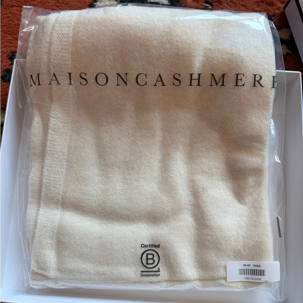 NWT Maison Cashmere Essential Maxi Scarf - Picture 3 of 7